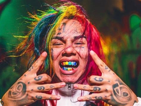 Rapper Daniel Hernandez 'Tekashi69' @6ix9ine is wearing a .